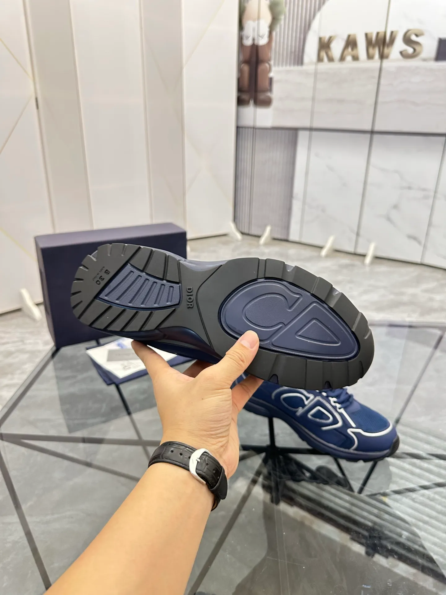 Men's shoes: 💰P400¥ Available in Guangzhou Product trademark: Dior* "Dior*" low-top casual shoes Regular size: 35-46 (can be customized to 47) Couple style Product materials: Upper imported cowhide stitched with original fabric, breathable lining, ultra-light foam original outsole. No.: 007